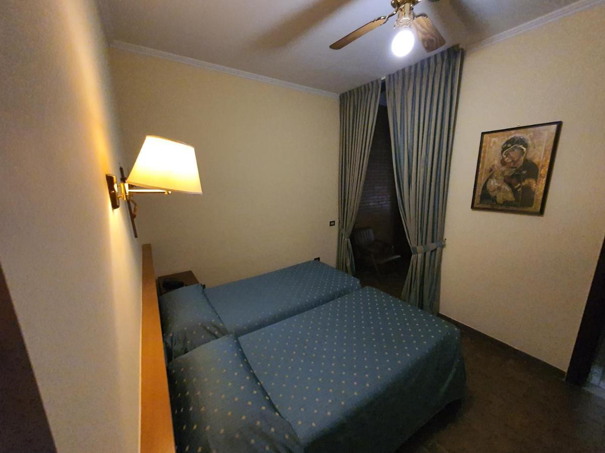 Suore Concezioniste Missionarie - Carmen Salles Roma Bed & Breakfast Exterior foto