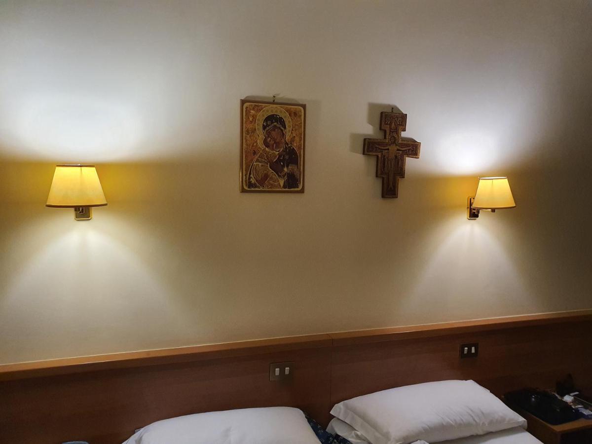 Suore Concezioniste Missionarie - Carmen Salles Roma Bed & Breakfast Exterior foto
