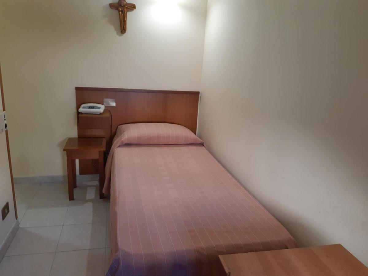 Suore Concezioniste Missionarie - Carmen Salles Roma Bed & Breakfast Exterior foto